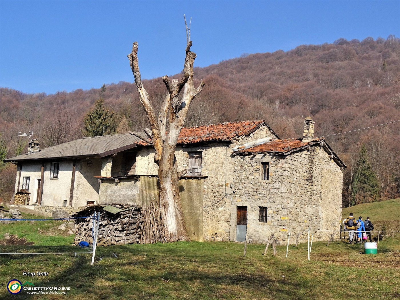 29 Alla cascina lascio il sent. 505 e prendo la variante per Sonzogno. .JPG